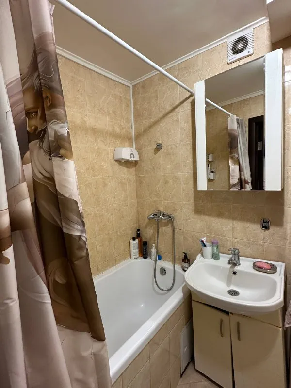 Комната, 20 м² м кунцевская • 7 мин пешком • 2-комнатная квартира • 3 этаж из 9 • ул ращупкина 9, на карте 38 000 ₽/мес, без комиссии большой гайд по аренде холодильник • стиральная машина • интернет • мебель • телевизор • лифт • мусоропровод • посудомойка • кондиционер • с животными • с детьми • консьерж можайский район чистота 4.24 транспорт 4.16 парки и скверы 3.84 субаренда. Ищу соседку ку (1500 2 500 ); залог 33.000 рядом: остановка общественного транспорта, пункты выдачи, продуктовые магазины, аптеки и банк о квартире: чистая, теплая; в ванной нагреватель воды; окна во двор о комнате полностью изолированная; раскладной диван, шкаф, тумбочки; балкон соседка - девушка (19 лет) заезд после 20-х чисел января © предоплату до просмотра просят только мошенники! Sofulik, написать уровень доверия низкий ⚠️ выложить квартиру бесплатно - фотография - 6