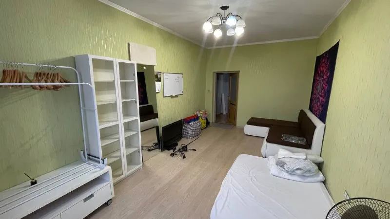 Комната, 20 м² м измайлово • 5 мин пешком • 3-комнатная квартира • 5 этаж из 5 • проезд окружной 11 к5, на карте 31 000 ₽/мес, без комиссии большой гайд по аренде холодильник • стиральная машина • интернет • мебель • посудомойка • кондиционер • с животными • с детьми • телевизор • мусоропровод • лифт • консьерж район соколиная гора чистота 4.10 транспорт 4.30 парки и скверы 4.26 субаренда. Соседи: два мужчинки виктор и серж. Мы занимаемся танцами, преподаём, увлекаемся спортом, часто путешествуем по работе. Я также снимаю видео и немного диджею. Кого ищем? Чистоплотного, позитивного и открытого человека, в идеале из творческой среды. Витя, написать уровень доверия средний 🆗 выложить квартиру бесплатно - фотография - 2