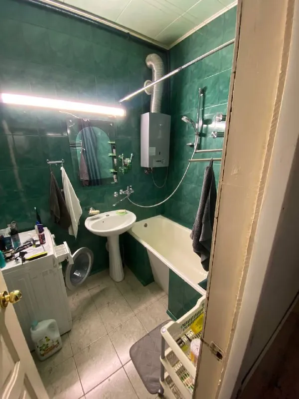 Комната, 20 м² м измайлово • 5 мин пешком • 3-комнатная квартира • 5 этаж из 5 • проезд окружной 11 к5, на карте 31 000 ₽/мес, без комиссии большой гайд по аренде холодильник • стиральная машина • интернет • мебель • посудомойка • кондиционер • с животными • с детьми • телевизор • мусоропровод • лифт • консьерж район соколиная гора чистота 4.10 транспорт 4.30 парки и скверы 4.26 субаренда. Соседи: два мужчинки виктор и серж. Мы занимаемся танцами, преподаём, увлекаемся спортом, часто путешествуем по работе. Я также снимаю видео и немного диджею. Кого ищем? Чистоплотного, позитивного и открытого человека, в идеале из творческой среды. Витя, написать уровень доверия средний 🆗 выложить квартиру бесплатно - фотография - 4