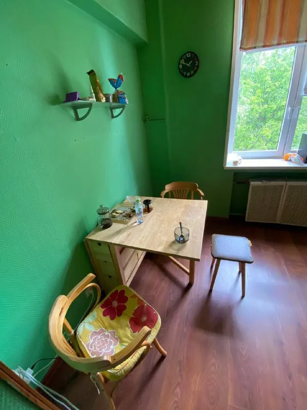 Комната, 20 м² м измайлово • 5 мин пешком • 3-комнатная квартира • 5 этаж из 5 • проезд окружной 11 к5, на карте 31 000 ₽/мес, без комиссии большой гайд по аренде холодильник • стиральная машина • интернет • мебель • посудомойка • кондиционер • с животными • с детьми • телевизор • мусоропровод • лифт • консьерж район соколиная гора чистота 4.10 транспорт 4.30 парки и скверы 4.26 субаренда. Соседи: два мужчинки виктор и серж. Мы занимаемся танцами, преподаём, увлекаемся спортом, часто путешествуем по работе. Я также снимаю видео и немного диджею. Кого ищем? Чистоплотного, позитивного и открытого человека, в идеале из творческой среды. Витя, написать уровень доверия средний 🆗 выложить квартиру бесплатно - фотография - 6