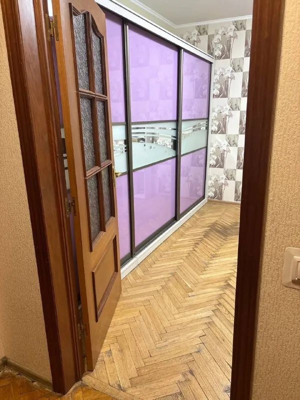 Комната, 13.9 м² м вднх • 7 мин пешком • 3-комнатная квартира • 4 этаж из 12 • ул кибальчича 2 к1, на карте 35 000 ₽/мес, без комиссии большой гайд по аренде стиральная машина • интернет • мебель • холодильник • с животными • лифт • мусоропровод • посудомойка • кондиционер • с детьми • телевизор • консьерж алексеевский район чистота 4.43 транспорт 4.84 парки и скверы 4.63 субаренда. Рассмотрю адекватного представителя человеческого сообщества, без загонов. Предпочтительно, девушки, на длительный срок. Со мной живет шпиц, приветствуются другие небольшие собачки. В квартире есть два балкона, окна выходят и во двор и на аллею. Стоимость залога 35.000 тысяч( можно разбить), коммуналка где-то до 2000 максимум, интернет 700 рублей. Yana, написать уровень доверия средний 🆗 выложить квартиру бесплатно - фотография - 2