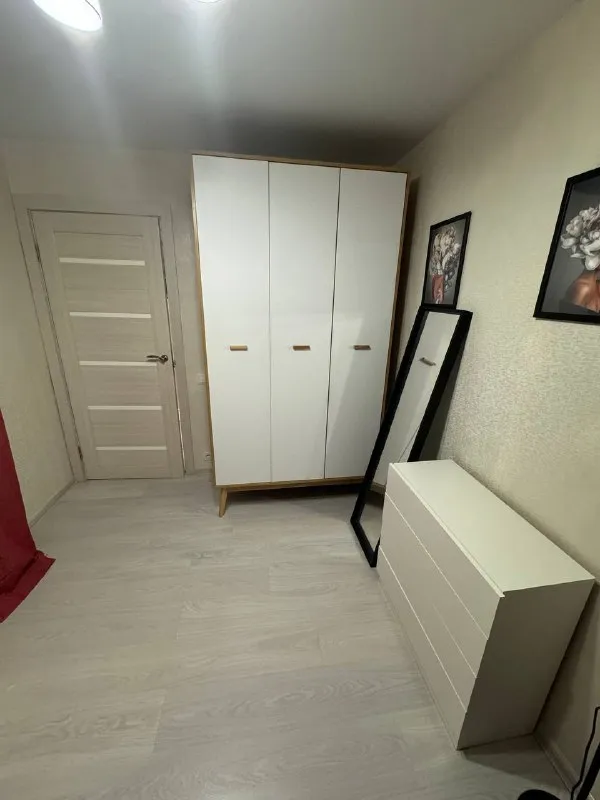 Комната, 11 м² м площадь трёх вокзалов • 7 мин пешком • 2-комнатная квартира • 2 этаж из 9 • пер протопоповский 38, на карте 37 500 ₽/мес, без комиссии большой гайд по аренде холодильник • стиральная машина • интернет • мебель • мусоропровод • лифт • посудомойка • кондиционер • с животными • с детьми • телевизор • консьерж красносельский район чистота 3.17 транспорт 4.25 парки и скверы 3.25 собственник. Сдаётся изолированная комната в 2-х комнатной квартире для одной девушки на длительный срок! В соседней комнате проживаю я, поэтому по всем вопросам пишите. В комнате и квартире есть все необходимое для проживания. Хотелось бы найти человека с которым можно будет подружиться и общаться, а не просто соседку) © предоплату до просмотра просят только мошенники! Кристина, написать уровень доверия низкий ⚠️ выложить квартиру бесплатно - фотография - 2