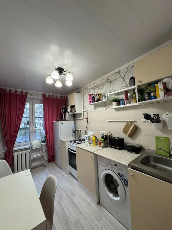 Комната, 11 м² м площадь трёх вокзалов • 7 мин пешком • 2-комнатная квартира • 2 этаж из 9 • пер протопоповский 38, на карте 37 500 ₽/мес, без комиссии большой гайд по аренде холодильник • стиральная машина • интернет • мебель • мусоропровод • лифт • посудомойка • кондиционер • с животными • с детьми • телевизор • консьерж красносельский район чистота 3.17 транспорт 4.25 парки и скверы 3.25 собственник. Сдаётся изолированная комната в 2-х комнатной квартире для одной девушки на длительный срок! В соседней комнате проживаю я, поэтому по всем вопросам пишите. В комнате и квартире есть все необходимое для проживания. Хотелось бы найти человека с которым можно будет подружиться и общаться, а не просто соседку) © предоплату до просмотра просят только мошенники! Кристина, написать уровень доверия низкий ⚠️ выложить квартиру бесплатно - фотография - 5