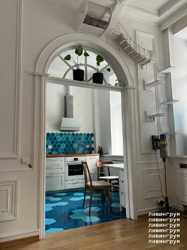 1-комн квартира, 36.8 м² м смоленская • 10 мин пешком • 1 этаж из 5 • пер плотников 6/8, на карте 140 000 ₽/мес, без комиссии больше квартир и комнат стиральная машина • интернет • мебель • холодильник • посудомойка • кондиционер • с животными • с детьми • мусоропровод • лифт • телевизор • консьерж район хамовники чистота 4.71 транспорт 4.36 парки и скверы 4.64 аренда. Собственник. Период сдачи: февраль-октябрь 2026 с возможным продлением. Просторная квартира с потолками 3,4 метра в тихом центре. Дружелюбные и спокойные соседи. Можно с любыми животными. Залог в размере арендной платы за один месяц. Дополнительно оплачиваются счетчики и интернет. Имя ф, написать уровень доверия низкий ⚠️ выложить квартиру бесплатно - фотография - 5