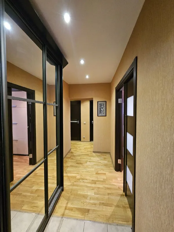 2-комн квартира, 56 м² м бунинская аллея • 10 мин пешком • 9 этаж из 9 • ул южнобутовская 137, на карте 75 000 ₽/мес, без комиссии большой гайд по аренде интернет • мебель • холодильник • стиральная машина • телевизор • мусоропровод • лифт • с детьми • посудомойка • кондиционер • с животными • консьерж район южное бутово чистота 4.24 транспорт 3.99 парки и скверы 4.89 собственник. Квартира готова к заселению! Сдаётся на долгий срок. Квартира уютная, просторная, с большим количеством мест для хранения вещей, прекрасной кухней, 2 балконами и чудесным видом из окон. Шаговая дрступность до метро! Рядом крупный тц, фитнес клубы, пвз, в доме есть супермаркет. © предоплату до просмотра просят только мошенники! Svetlana, написать уровень доверия низкий ⚠️ выложить квартиру бесплатно - фотография - 3