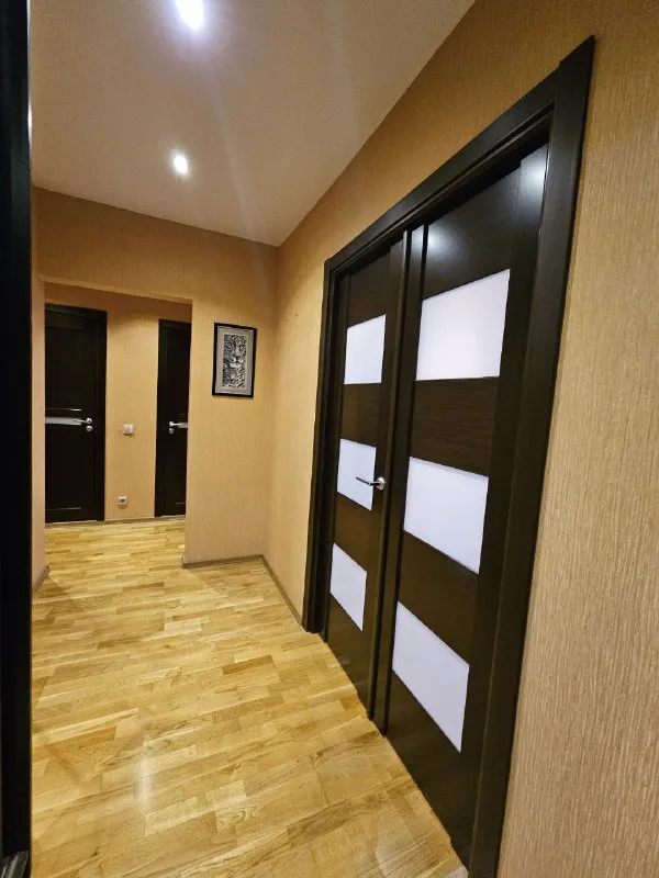 2-комн квартира, 56 м² м бунинская аллея • 10 мин пешком • 9 этаж из 9 • ул южнобутовская 137, на карте 75 000 ₽/мес, без комиссии большой гайд по аренде интернет • мебель • холодильник • стиральная машина • телевизор • мусоропровод • лифт • с детьми • посудомойка • кондиционер • с животными • консьерж район южное бутово чистота 4.24 транспорт 3.99 парки и скверы 4.89 собственник. Квартира готова к заселению! Сдаётся на долгий срок. Квартира уютная, просторная, с большим количеством мест для хранения вещей, прекрасной кухней, 2 балконами и чудесным видом из окон. Шаговая дрступность до метро! Рядом крупный тц, фитнес клубы, пвз, в доме есть супермаркет. © предоплату до просмотра просят только мошенники! Svetlana, написать уровень доверия низкий ⚠️ выложить квартиру бесплатно - фотография - 4