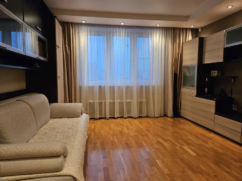 2-комн квартира, 56 м² м бунинская аллея • 10 мин пешком • 9 этаж из 9 • ул южнобутовская 137, на карте 75 000 ₽/мес, без комиссии большой гайд по аренде интернет • мебель • холодильник • стиральная машина • телевизор • мусоропровод • лифт • с детьми • посудомойка • кондиционер • с животными • консьерж район южное бутово чистота 4.24 транспорт 3.99 парки и скверы 4.89 собственник. Квартира готова к заселению! Сдаётся на долгий срок. Квартира уютная, просторная, с большим количеством мест для хранения вещей, прекрасной кухней, 2 балконами и чудесным видом из окон. Шаговая дрступность до метро! Рядом крупный тц, фитнес клубы, пвз, в доме есть супермаркет. © предоплату до просмотра просят только мошенники! Svetlana, написать уровень доверия низкий ⚠️ выложить квартиру бесплатно - фотография - 5