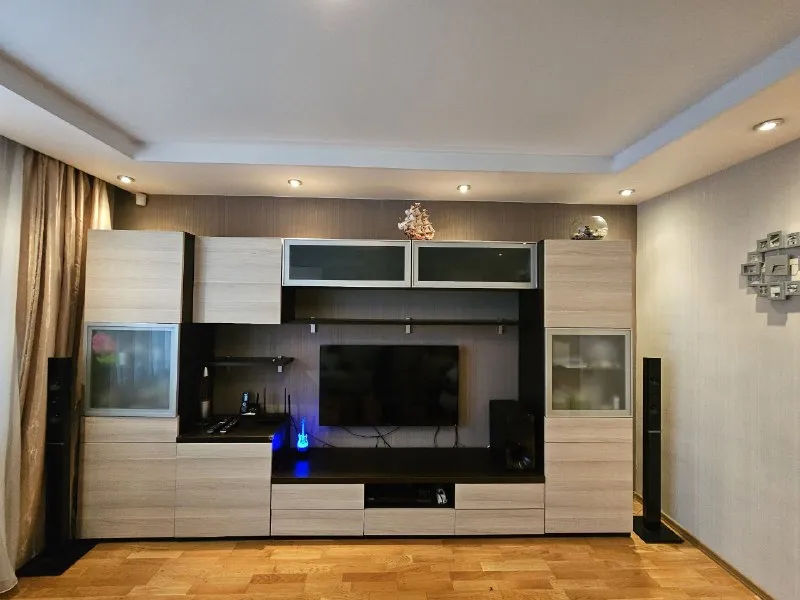 2-комн квартира, 56 м² м бунинская аллея • 10 мин пешком • 9 этаж из 9 • ул южнобутовская 137, на карте 75 000 ₽/мес, без комиссии большой гайд по аренде интернет • мебель • холодильник • стиральная машина • телевизор • мусоропровод • лифт • с детьми • посудомойка • кондиционер • с животными • консьерж район южное бутово чистота 4.24 транспорт 3.99 парки и скверы 4.89 собственник. Квартира готова к заселению! Сдаётся на долгий срок. Квартира уютная, просторная, с большим количеством мест для хранения вещей, прекрасной кухней, 2 балконами и чудесным видом из окон. Шаговая дрступность до метро! Рядом крупный тц, фитнес клубы, пвз, в доме есть супермаркет. © предоплату до просмотра просят только мошенники! Svetlana, написать уровень доверия низкий ⚠️ выложить квартиру бесплатно - фотография - 6