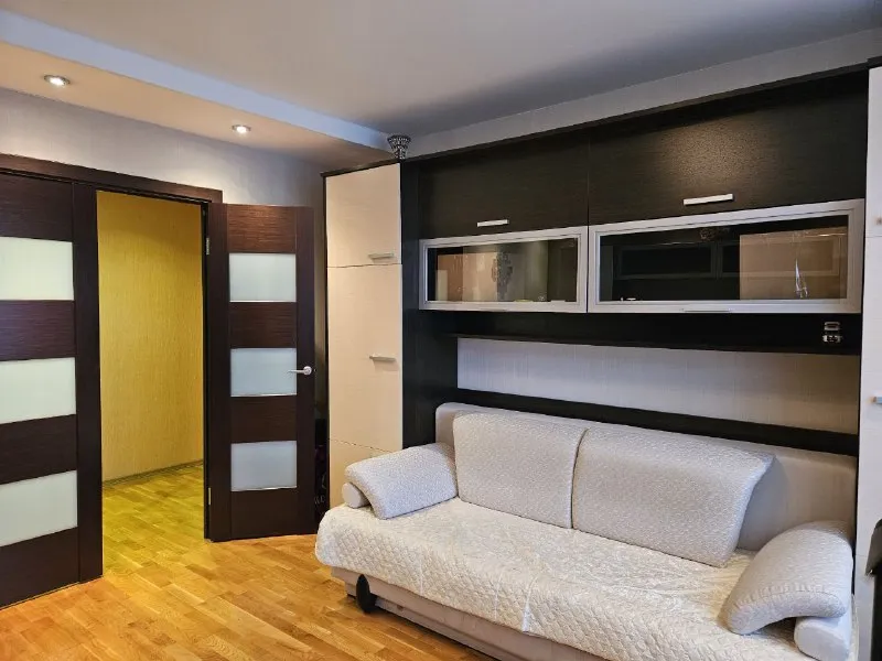 2-комн квартира, 56 м² м бунинская аллея • 10 мин пешком • 9 этаж из 9 • ул южнобутовская 137, на карте 75 000 ₽/мес, без комиссии большой гайд по аренде интернет • мебель • холодильник • стиральная машина • телевизор • мусоропровод • лифт • с детьми • посудомойка • кондиционер • с животными • консьерж район южное бутово чистота 4.24 транспорт 3.99 парки и скверы 4.89 собственник. Квартира готова к заселению! Сдаётся на долгий срок. Квартира уютная, просторная, с большим количеством мест для хранения вещей, прекрасной кухней, 2 балконами и чудесным видом из окон. Шаговая дрступность до метро! Рядом крупный тц, фитнес клубы, пвз, в доме есть супермаркет. © предоплату до просмотра просят только мошенники! Svetlana, написать уровень доверия низкий ⚠️ выложить квартиру бесплатно - фотография - 7