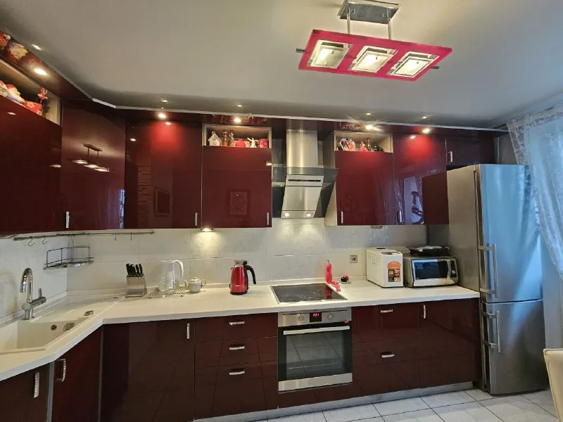 2-комн квартира, 56 м² м бунинская аллея • 10 мин пешком • 9 этаж из 9 • ул южнобутовская 137, на карте 75 000 ₽/мес, без комиссии большой гайд по аренде интернет • мебель • холодильник • стиральная машина • телевизор • мусоропровод • лифт • с детьми • посудомойка • кондиционер • с животными • консьерж район южное бутово чистота 4.24 транспорт 3.99 парки и скверы 4.89 собственник. Квартира готова к заселению! Сдаётся на долгий срок. Квартира уютная, просторная, с большим количеством мест для хранения вещей, прекрасной кухней, 2 балконами и чудесным видом из окон. Шаговая дрступность до метро! Рядом крупный тц, фитнес клубы, пвз, в доме есть супермаркет. © предоплату до просмотра просят только мошенники! Svetlana, написать уровень доверия низкий ⚠️ выложить квартиру бесплатно - фотография - 8