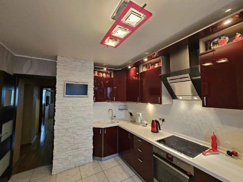 2-комн квартира, 56 м² м бунинская аллея • 10 мин пешком • 9 этаж из 9 • ул южнобутовская 137, на карте 75 000 ₽/мес, без комиссии большой гайд по аренде интернет • мебель • холодильник • стиральная машина • телевизор • мусоропровод • лифт • с детьми • посудомойка • кондиционер • с животными • консьерж район южное бутово чистота 4.24 транспорт 3.99 парки и скверы 4.89 собственник. Квартира готова к заселению! Сдаётся на долгий срок. Квартира уютная, просторная, с большим количеством мест для хранения вещей, прекрасной кухней, 2 балконами и чудесным видом из окон. Шаговая дрступность до метро! Рядом крупный тц, фитнес клубы, пвз, в доме есть супермаркет. © предоплату до просмотра просят только мошенники! Svetlana, написать уровень доверия низкий ⚠️ выложить квартиру бесплатно - фотография - 9