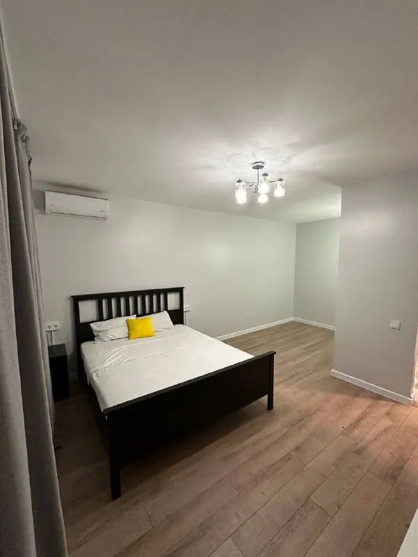 1-комн квартира, 39.4 м² м бунинская аллея • 10 мин пешком • 2 этаж из 9 • ул академика семёнова 15, на карте 60 000 ₽/мес, без комиссии большой гайд по аренде холодильник • стиральная машина • интернет • мебель • кондиционер • с животными • с детьми • мусоропровод • лифт • посудомойка • телевизор • консьерж район южное бутово чистота 4.24 транспорт 3.99 парки и скверы 4.89 собственник. Свободна к заселению. Сдается на длительный период. Свежий ремонт. Окна выходят во двор. Район с развитой инфраструктурой, в шаговой доступности магазины, школа, сад, обновленная поликлиника. Рядом находится парк южное бутово, пруд. Квартира с мебелью, посудой, гардеробной и теплым полом. Залог 60000, коммунальные услуги: по счетчикам. © предоплату до просмотра просят только мошенники! Александра, написать уровень доверия низкий ⚠️ выложить квартиру бесплатно - фотография - 2