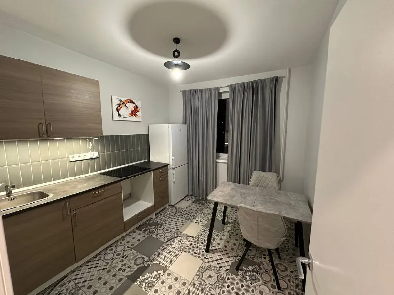 1-комн квартира, 39.4 м² м бунинская аллея • 10 мин пешком • 2 этаж из 9 • ул академика семёнова 15, на карте 60 000 ₽/мес, без комиссии большой гайд по аренде холодильник • стиральная машина • интернет • мебель • кондиционер • с животными • с детьми • мусоропровод • лифт • посудомойка • телевизор • консьерж район южное бутово чистота 4.24 транспорт 3.99 парки и скверы 4.89 собственник. Свободна к заселению. Сдается на длительный период. Свежий ремонт. Окна выходят во двор. Район с развитой инфраструктурой, в шаговой доступности магазины, школа, сад, обновленная поликлиника. Рядом находится парк южное бутово, пруд. Квартира с мебелью, посудой, гардеробной и теплым полом. Залог 60000, коммунальные услуги: по счетчикам. © предоплату до просмотра просят только мошенники! Александра, написать уровень доверия низкий ⚠️ выложить квартиру бесплатно - фотография - 6