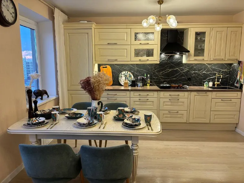 3-комн квартира, 65 м² м битца • 15 мин на транспорте • 18 этаж из 24 • видное, б-р южный 6, на карте 85 000 ₽/мес, без комиссии большой гайд по аренде стиральная машина • интернет • мебель • холодильник • посудомойка • кондиционер • с животными • с детьми • телевизор • лифт • мусоропровод • консьерж собственник. Собственник. Сдается впервые. Уютная, просторная видовая евротрешка (2 комнаты + большая кухня-гостиная). Лоджия в спальне. Квартира со всей необходимой мебелью и техникой. Два санузла. Есть все необходимые магазины, пункты выдачи, клиники, салоны красоты, кофейни, школа. Станции - мцд битца, м аннино, м бульвар дмитрия донского. © предоплату до просмотра просят только мошенники! Alika, написать уровень доверия низкий ⚠️ выложить квартиру бесплатно - фотография - 2