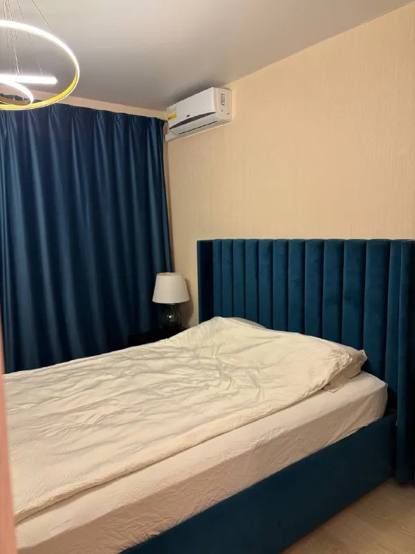 3-комн квартира, 65 м² м битца • 15 мин на транспорте • 18 этаж из 24 • видное, б-р южный 6, на карте 85 000 ₽/мес, без комиссии большой гайд по аренде стиральная машина • интернет • мебель • холодильник • посудомойка • кондиционер • с животными • с детьми • телевизор • лифт • мусоропровод • консьерж собственник. Собственник. Сдается впервые. Уютная, просторная видовая евротрешка (2 комнаты + большая кухня-гостиная). Лоджия в спальне. Квартира со всей необходимой мебелью и техникой. Два санузла. Есть все необходимые магазины, пункты выдачи, клиники, салоны красоты, кофейни, школа. Станции - мцд битца, м аннино, м бульвар дмитрия донского. © предоплату до просмотра просят только мошенники! Alika, написать уровень доверия низкий ⚠️ выложить квартиру бесплатно - фотография - 3