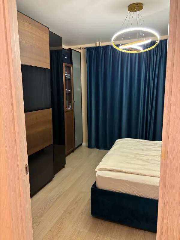 3-комн квартира, 65 м² м битца • 15 мин на транспорте • 18 этаж из 24 • видное, б-р южный 6, на карте 85 000 ₽/мес, без комиссии большой гайд по аренде стиральная машина • интернет • мебель • холодильник • посудомойка • кондиционер • с животными • с детьми • телевизор • лифт • мусоропровод • консьерж собственник. Собственник. Сдается впервые. Уютная, просторная видовая евротрешка (2 комнаты + большая кухня-гостиная). Лоджия в спальне. Квартира со всей необходимой мебелью и техникой. Два санузла. Есть все необходимые магазины, пункты выдачи, клиники, салоны красоты, кофейни, школа. Станции - мцд битца, м аннино, м бульвар дмитрия донского. © предоплату до просмотра просят только мошенники! Alika, написать уровень доверия низкий ⚠️ выложить квартиру бесплатно - фотография - 4