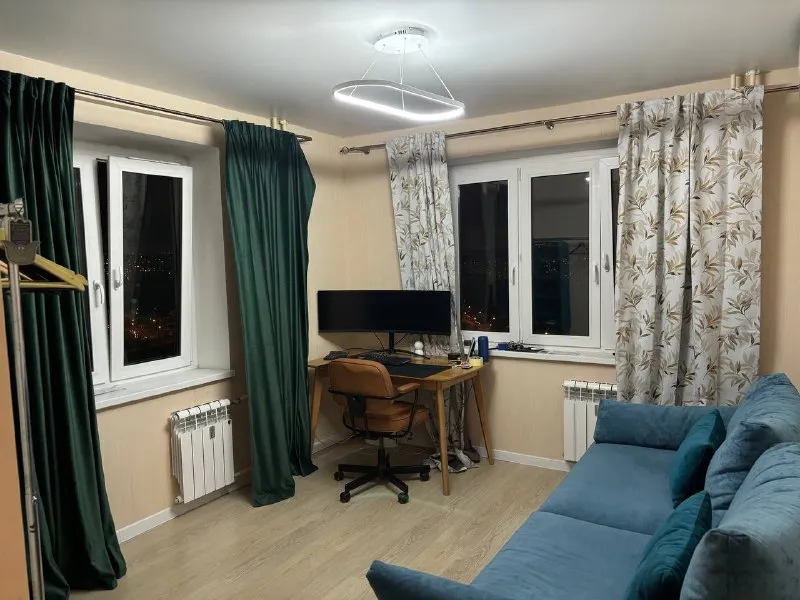 3-комн квартира, 65 м² м битца • 15 мин на транспорте • 18 этаж из 24 • видное, б-р южный 6, на карте 85 000 ₽/мес, без комиссии большой гайд по аренде стиральная машина • интернет • мебель • холодильник • посудомойка • кондиционер • с животными • с детьми • телевизор • лифт • мусоропровод • консьерж собственник. Собственник. Сдается впервые. Уютная, просторная видовая евротрешка (2 комнаты + большая кухня-гостиная). Лоджия в спальне. Квартира со всей необходимой мебелью и техникой. Два санузла. Есть все необходимые магазины, пункты выдачи, клиники, салоны красоты, кофейни, школа. Станции - мцд битца, м аннино, м бульвар дмитрия донского. © предоплату до просмотра просят только мошенники! Alika, написать уровень доверия низкий ⚠️ выложить квартиру бесплатно - фотография - 5