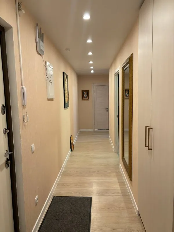 3-комн квартира, 65 м² м битца • 15 мин на транспорте • 18 этаж из 24 • видное, б-р южный 6, на карте 85 000 ₽/мес, без комиссии большой гайд по аренде стиральная машина • интернет • мебель • холодильник • посудомойка • кондиционер • с животными • с детьми • телевизор • лифт • мусоропровод • консьерж собственник. Собственник. Сдается впервые. Уютная, просторная видовая евротрешка (2 комнаты + большая кухня-гостиная). Лоджия в спальне. Квартира со всей необходимой мебелью и техникой. Два санузла. Есть все необходимые магазины, пункты выдачи, клиники, салоны красоты, кофейни, школа. Станции - мцд битца, м аннино, м бульвар дмитрия донского. © предоплату до просмотра просят только мошенники! Alika, написать уровень доверия низкий ⚠️ выложить квартиру бесплатно - фотография - 6