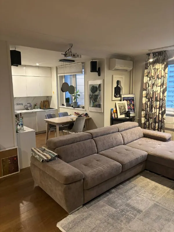 2-комн квартира, 56 м² м славянский бульвар • 7 мин пешком • 17 этаж из 18 • б-р славянский 9 к5, на карте 120 000 ₽/мес, без комиссии большой гайд по аренде холодильник • стиральная машина • интернет • мебель • посудомойка • кондиционер • мусоропровод • консьерж • лифт • с животными • с детьми • телевизор район фили-давыдково чистота 4.33 транспорт 4.22 парки и скверы 4.80 собственник. Сдается квартира начиная с 18.12, на срок 3-4 месяца (в теории спустя этот срок можно обсудить продление). Район с развитой инфраструктурой, все необходимое в шаговой доступности. Квартира полностью оснащена всем необходимым, от посудомойки до проектора. Есть балкон, окна выходят в две стороны. Залог: 100 тысяч © предоплату до просмотра просят только мошенники! Vladislav, написать уровень доверия низкий ⚠️ выложить квартиру бесплатно - фотография - 2