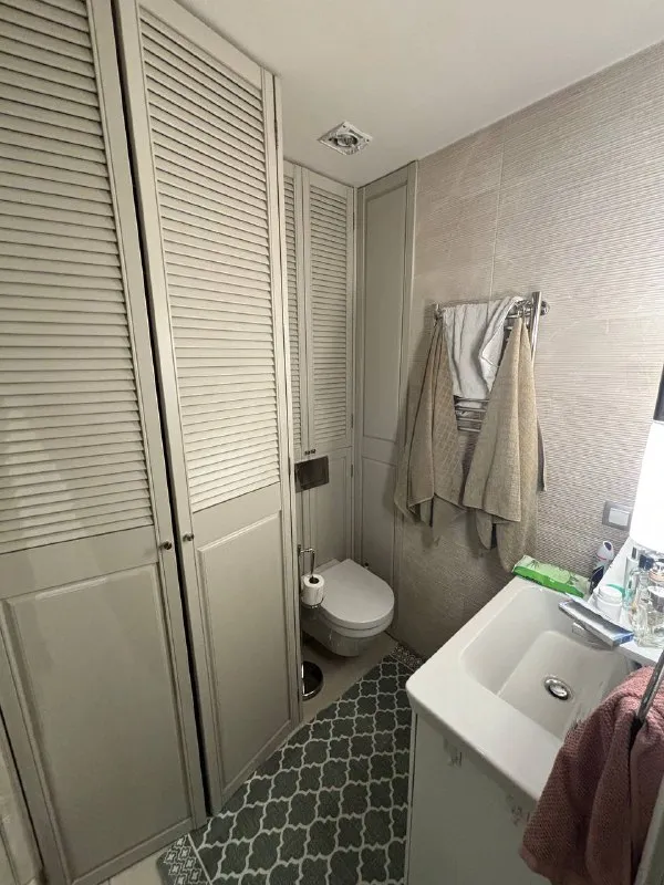 2-комн квартира, 56 м² м славянский бульвар • 7 мин пешком • 17 этаж из 18 • б-р славянский 9 к5, на карте 120 000 ₽/мес, без комиссии большой гайд по аренде холодильник • стиральная машина • интернет • мебель • посудомойка • кондиционер • мусоропровод • консьерж • лифт • с животными • с детьми • телевизор район фили-давыдково чистота 4.33 транспорт 4.22 парки и скверы 4.80 собственник. Сдается квартира начиная с 18.12, на срок 3-4 месяца (в теории спустя этот срок можно обсудить продление). Район с развитой инфраструктурой, все необходимое в шаговой доступности. Квартира полностью оснащена всем необходимым, от посудомойки до проектора. Есть балкон, окна выходят в две стороны. Залог: 100 тысяч © предоплату до просмотра просят только мошенники! Vladislav, написать уровень доверия низкий ⚠️ выложить квартиру бесплатно - фотография - 3