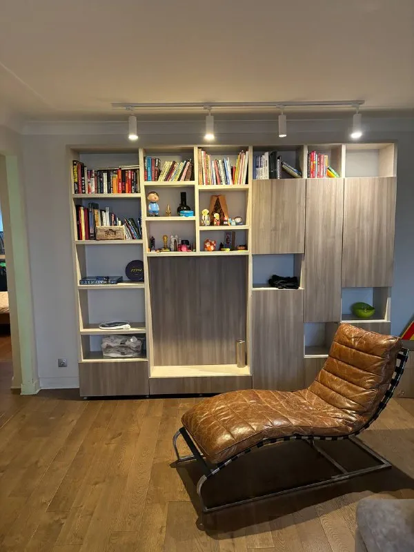 2-комн квартира, 56 м² м славянский бульвар • 7 мин пешком • 17 этаж из 18 • б-р славянский 9 к5, на карте 120 000 ₽/мес, без комиссии большой гайд по аренде холодильник • стиральная машина • интернет • мебель • посудомойка • кондиционер • мусоропровод • консьерж • лифт • с животными • с детьми • телевизор район фили-давыдково чистота 4.33 транспорт 4.22 парки и скверы 4.80 собственник. Сдается квартира начиная с 18.12, на срок 3-4 месяца (в теории спустя этот срок можно обсудить продление). Район с развитой инфраструктурой, все необходимое в шаговой доступности. Квартира полностью оснащена всем необходимым, от посудомойки до проектора. Есть балкон, окна выходят в две стороны. Залог: 100 тысяч © предоплату до просмотра просят только мошенники! Vladislav, написать уровень доверия низкий ⚠️ выложить квартиру бесплатно - фотография - 5