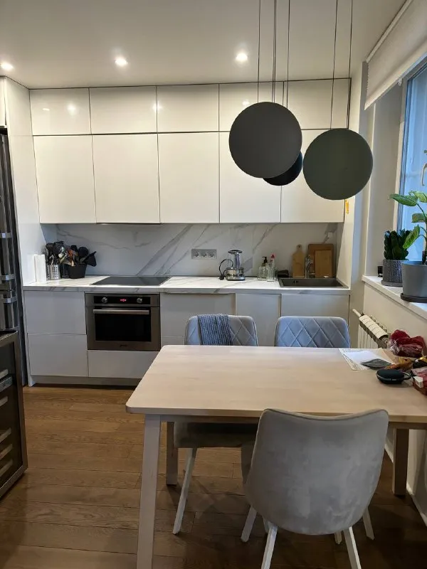 2-комн квартира, 56 м² м славянский бульвар • 7 мин пешком • 17 этаж из 18 • б-р славянский 9 к5, на карте 120 000 ₽/мес, без комиссии большой гайд по аренде холодильник • стиральная машина • интернет • мебель • посудомойка • кондиционер • мусоропровод • консьерж • лифт • с животными • с детьми • телевизор район фили-давыдково чистота 4.33 транспорт 4.22 парки и скверы 4.80 собственник. Сдается квартира начиная с 18.12, на срок 3-4 месяца (в теории спустя этот срок можно обсудить продление). Район с развитой инфраструктурой, все необходимое в шаговой доступности. Квартира полностью оснащена всем необходимым, от посудомойки до проектора. Есть балкон, окна выходят в две стороны. Залог: 100 тысяч © предоплату до просмотра просят только мошенники! Vladislav, написать уровень доверия низкий ⚠️ выложить квартиру бесплатно - фотография - 7