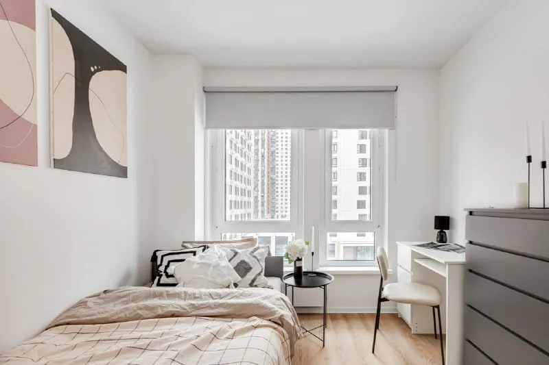 Комната, 8.3 м² м пятницкое шоссе • 8 мин на транспорте • 4-комнатная квартира • 4 этаж из 32 • ул муравская 38 к4 литера б, на карте 36 000 ₽/мес, без комиссии большой гайд по аренде холодильник • стиральная машина • интернет • мебель • лифт • посудомойка • кондиционер • с животными • с детьми • телевизор • мусоропровод • консьерж агент. Сдается в аренду стильная комната в современном жилом квартале. Уютное пространство как из pinterest оборудовано всем необходимым: удобная кровать со столиком для декора, рабочее место, вместительный шкаф, комод, зеркало в полный рост и дизайнерские картины. Светлая квартира с приятным интерьером создана комфортной, размеренной жизни. Elena, написать уровень доверия средний 🆗 выложить квартиру бесплатно - фотография - 2