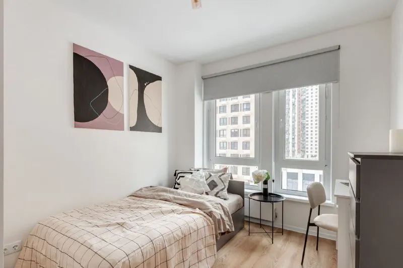 Комната, 8.3 м² м пятницкое шоссе • 8 мин на транспорте • 4-комнатная квартира • 4 этаж из 32 • ул муравская 38 к4 литера б, на карте 36 000 ₽/мес, без комиссии большой гайд по аренде холодильник • стиральная машина • интернет • мебель • лифт • посудомойка • кондиционер • с животными • с детьми • телевизор • мусоропровод • консьерж агент. Сдается в аренду стильная комната в современном жилом квартале. Уютное пространство как из pinterest оборудовано всем необходимым: удобная кровать со столиком для декора, рабочее место, вместительный шкаф, комод, зеркало в полный рост и дизайнерские картины. Светлая квартира с приятным интерьером создана комфортной, размеренной жизни. Elena, написать уровень доверия средний 🆗 выложить квартиру бесплатно - фотография - 3