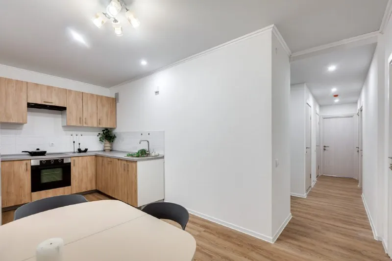 Комната, 8.3 м² м пятницкое шоссе • 8 мин на транспорте • 4-комнатная квартира • 4 этаж из 32 • ул муравская 38 к4 литера б, на карте 36 000 ₽/мес, без комиссии большой гайд по аренде холодильник • стиральная машина • интернет • мебель • лифт • посудомойка • кондиционер • с животными • с детьми • телевизор • мусоропровод • консьерж агент. Сдается в аренду стильная комната в современном жилом квартале. Уютное пространство как из pinterest оборудовано всем необходимым: удобная кровать со столиком для декора, рабочее место, вместительный шкаф, комод, зеркало в полный рост и дизайнерские картины. Светлая квартира с приятным интерьером создана комфортной, размеренной жизни. Elena, написать уровень доверия средний 🆗 выложить квартиру бесплатно - фотография - 4