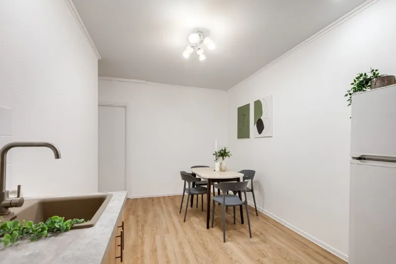 Комната, 8.3 м² м пятницкое шоссе • 8 мин на транспорте • 4-комнатная квартира • 4 этаж из 32 • ул муравская 38 к4 литера б, на карте 36 000 ₽/мес, без комиссии большой гайд по аренде холодильник • стиральная машина • интернет • мебель • лифт • посудомойка • кондиционер • с животными • с детьми • телевизор • мусоропровод • консьерж агент. Сдается в аренду стильная комната в современном жилом квартале. Уютное пространство как из pinterest оборудовано всем необходимым: удобная кровать со столиком для декора, рабочее место, вместительный шкаф, комод, зеркало в полный рост и дизайнерские картины. Светлая квартира с приятным интерьером создана комфортной, размеренной жизни. Elena, написать уровень доверия средний 🆗 выложить квартиру бесплатно - фотография - 5