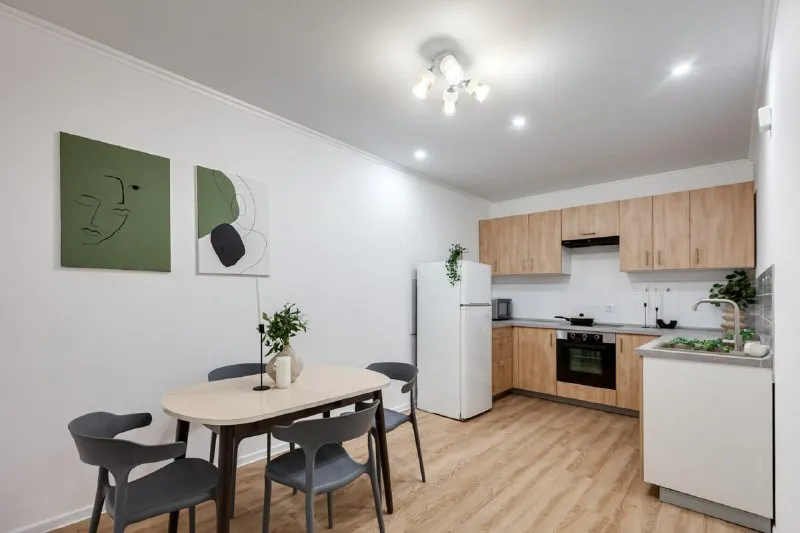 Комната, 8.3 м² м пятницкое шоссе • 8 мин на транспорте • 4-комнатная квартира • 4 этаж из 32 • ул муравская 38 к4 литера б, на карте 36 000 ₽/мес, без комиссии большой гайд по аренде холодильник • стиральная машина • интернет • мебель • лифт • посудомойка • кондиционер • с животными • с детьми • телевизор • мусоропровод • консьерж агент. Сдается в аренду стильная комната в современном жилом квартале. Уютное пространство как из pinterest оборудовано всем необходимым: удобная кровать со столиком для декора, рабочее место, вместительный шкаф, комод, зеркало в полный рост и дизайнерские картины. Светлая квартира с приятным интерьером создана комфортной, размеренной жизни. Elena, написать уровень доверия средний 🆗 выложить квартиру бесплатно - фотография - 6