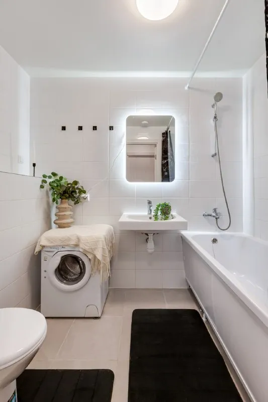 Комната, 8.3 м² м пятницкое шоссе • 8 мин на транспорте • 4-комнатная квартира • 4 этаж из 32 • ул муравская 38 к4 литера б, на карте 36 000 ₽/мес, без комиссии большой гайд по аренде холодильник • стиральная машина • интернет • мебель • лифт • посудомойка • кондиционер • с животными • с детьми • телевизор • мусоропровод • консьерж агент. Сдается в аренду стильная комната в современном жилом квартале. Уютное пространство как из pinterest оборудовано всем необходимым: удобная кровать со столиком для декора, рабочее место, вместительный шкаф, комод, зеркало в полный рост и дизайнерские картины. Светлая квартира с приятным интерьером создана комфортной, размеренной жизни. Elena, написать уровень доверия средний 🆗 выложить квартиру бесплатно - фотография - 7