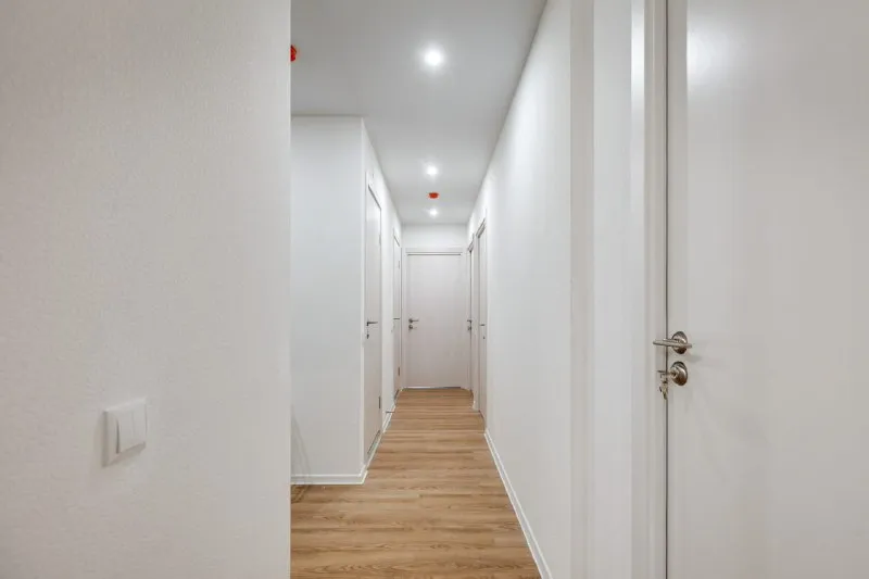 Комната, 8.3 м² м пятницкое шоссе • 8 мин на транспорте • 4-комнатная квартира • 4 этаж из 32 • ул муравская 38 к4 литера б, на карте 36 000 ₽/мес, без комиссии большой гайд по аренде холодильник • стиральная машина • интернет • мебель • лифт • посудомойка • кондиционер • с животными • с детьми • телевизор • мусоропровод • консьерж агент. Сдается в аренду стильная комната в современном жилом квартале. Уютное пространство как из pinterest оборудовано всем необходимым: удобная кровать со столиком для декора, рабочее место, вместительный шкаф, комод, зеркало в полный рост и дизайнерские картины. Светлая квартира с приятным интерьером создана комфортной, размеренной жизни. Elena, написать уровень доверия средний 🆗 выложить квартиру бесплатно - фотография - 8