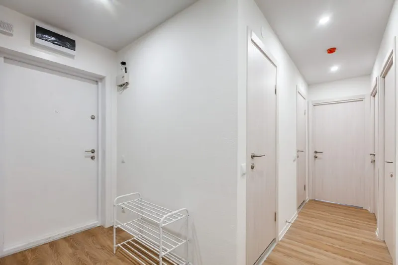 Комната, 8.3 м² м пятницкое шоссе • 8 мин на транспорте • 4-комнатная квартира • 4 этаж из 32 • ул муравская 38 к4 литера б, на карте 36 000 ₽/мес, без комиссии большой гайд по аренде холодильник • стиральная машина • интернет • мебель • лифт • посудомойка • кондиционер • с животными • с детьми • телевизор • мусоропровод • консьерж агент. Сдается в аренду стильная комната в современном жилом квартале. Уютное пространство как из pinterest оборудовано всем необходимым: удобная кровать со столиком для декора, рабочее место, вместительный шкаф, комод, зеркало в полный рост и дизайнерские картины. Светлая квартира с приятным интерьером создана комфортной, размеренной жизни. Elena, написать уровень доверия средний 🆗 выложить квартиру бесплатно - фотография - 9