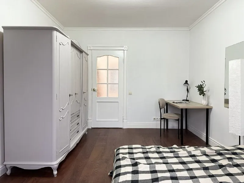 Комната, 14.4 м² м ясенево • 4 мин пешком • 3-комнатная квартира • 9 этаж из 9 • пр-кт новоясеневский 32 к3, на карте 38 000 ₽/мес, без комиссии большой гайд по аренде холодильник • стиральная машина • интернет • мебель • телевизор • лифт • мусоропровод • посудомойка • кондиционер • с животными • с детьми • консьерж район ясенево чистота 4.69 транспорт 4.61 парки и скверы 5.00 агент. Сдается благоустроенная комната в квартире рядом с метро. Стильное пространство с приятным интерьером оборудовано всем необходимым: удобная кровать с тумбой и торшером для чтения перед сном, минималистичное рабочее место, винтажный шкаф, комод и большое зеркало. Светлая квартира со стильной мебелью создана для комфортного проживания и отдыха. Elena, написать уровень доверия средний 🆗 выложить квартиру бесплатно - фотография - 2