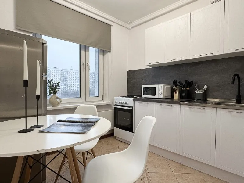 Комната, 14.4 м² м ясенево • 4 мин пешком • 3-комнатная квартира • 9 этаж из 9 • пр-кт новоясеневский 32 к3, на карте 38 000 ₽/мес, без комиссии большой гайд по аренде холодильник • стиральная машина • интернет • мебель • телевизор • лифт • мусоропровод • посудомойка • кондиционер • с животными • с детьми • консьерж район ясенево чистота 4.69 транспорт 4.61 парки и скверы 5.00 агент. Сдается благоустроенная комната в квартире рядом с метро. Стильное пространство с приятным интерьером оборудовано всем необходимым: удобная кровать с тумбой и торшером для чтения перед сном, минималистичное рабочее место, винтажный шкаф, комод и большое зеркало. Светлая квартира со стильной мебелью создана для комфортного проживания и отдыха. Elena, написать уровень доверия средний 🆗 выложить квартиру бесплатно - фотография - 4