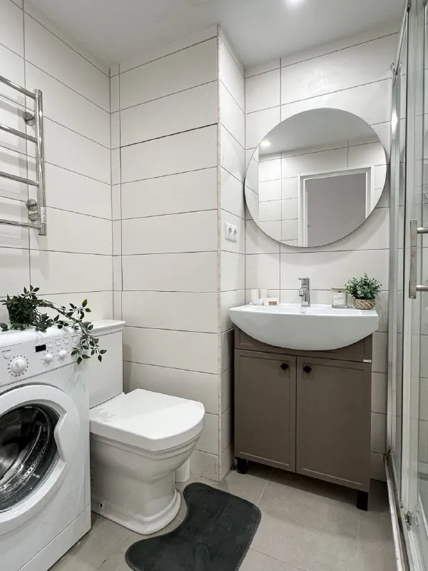 Комната, 14.4 м² м ясенево • 4 мин пешком • 3-комнатная квартира • 9 этаж из 9 • пр-кт новоясеневский 32 к3, на карте 38 000 ₽/мес, без комиссии большой гайд по аренде холодильник • стиральная машина • интернет • мебель • телевизор • лифт • мусоропровод • посудомойка • кондиционер • с животными • с детьми • консьерж район ясенево чистота 4.69 транспорт 4.61 парки и скверы 5.00 агент. Сдается благоустроенная комната в квартире рядом с метро. Стильное пространство с приятным интерьером оборудовано всем необходимым: удобная кровать с тумбой и торшером для чтения перед сном, минималистичное рабочее место, винтажный шкаф, комод и большое зеркало. Светлая квартира со стильной мебелью создана для комфортного проживания и отдыха. Elena, написать уровень доверия средний 🆗 выложить квартиру бесплатно - фотография - 6