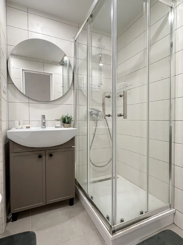 Комната, 14.4 м² м ясенево • 4 мин пешком • 3-комнатная квартира • 9 этаж из 9 • пр-кт новоясеневский 32 к3, на карте 38 000 ₽/мес, без комиссии большой гайд по аренде холодильник • стиральная машина • интернет • мебель • телевизор • лифт • мусоропровод • посудомойка • кондиционер • с животными • с детьми • консьерж район ясенево чистота 4.69 транспорт 4.61 парки и скверы 5.00 агент. Сдается благоустроенная комната в квартире рядом с метро. Стильное пространство с приятным интерьером оборудовано всем необходимым: удобная кровать с тумбой и торшером для чтения перед сном, минималистичное рабочее место, винтажный шкаф, комод и большое зеркало. Светлая квартира со стильной мебелью создана для комфортного проживания и отдыха. Elena, написать уровень доверия средний 🆗 выложить квартиру бесплатно - фотография - 7