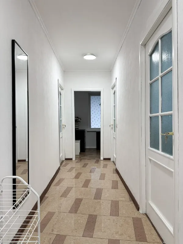 Комната, 14.4 м² м ясенево • 4 мин пешком • 3-комнатная квартира • 9 этаж из 9 • пр-кт новоясеневский 32 к3, на карте 38 000 ₽/мес, без комиссии большой гайд по аренде холодильник • стиральная машина • интернет • мебель • телевизор • лифт • мусоропровод • посудомойка • кондиционер • с животными • с детьми • консьерж район ясенево чистота 4.69 транспорт 4.61 парки и скверы 5.00 агент. Сдается благоустроенная комната в квартире рядом с метро. Стильное пространство с приятным интерьером оборудовано всем необходимым: удобная кровать с тумбой и торшером для чтения перед сном, минималистичное рабочее место, винтажный шкаф, комод и большое зеркало. Светлая квартира со стильной мебелью создана для комфортного проживания и отдыха. Elena, написать уровень доверия средний 🆗 выложить квартиру бесплатно - фотография - 8