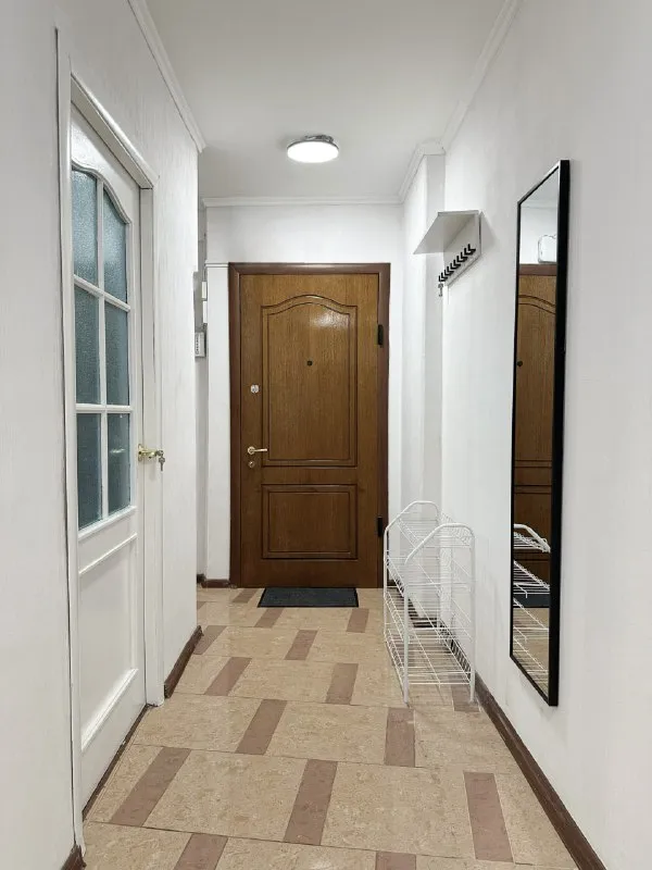 Комната, 14.4 м² м ясенево • 4 мин пешком • 3-комнатная квартира • 9 этаж из 9 • пр-кт новоясеневский 32 к3, на карте 38 000 ₽/мес, без комиссии большой гайд по аренде холодильник • стиральная машина • интернет • мебель • телевизор • лифт • мусоропровод • посудомойка • кондиционер • с животными • с детьми • консьерж район ясенево чистота 4.69 транспорт 4.61 парки и скверы 5.00 агент. Сдается благоустроенная комната в квартире рядом с метро. Стильное пространство с приятным интерьером оборудовано всем необходимым: удобная кровать с тумбой и торшером для чтения перед сном, минималистичное рабочее место, винтажный шкаф, комод и большое зеркало. Светлая квартира со стильной мебелью создана для комфортного проживания и отдыха. Elena, написать уровень доверия средний 🆗 выложить квартиру бесплатно - фотография - 9