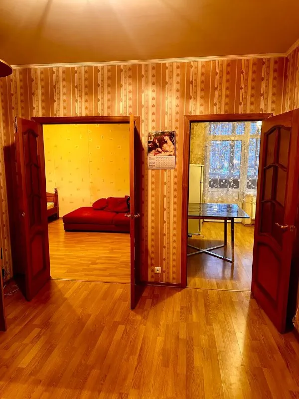 1-комн квартира, 46 м² м медведково • 20 мин на транспорте • 4 этаж из 15 • мытищи, ул мира 30, на карте холодильник • стиральная машина • интернет • мебель • телевизор • лифт • с детьми • посудомойка • кондиционер • с животными • мусоропровод • консьерж собственник. Сдается от собственника, светлая и очень просторная однокомнатная квартира, полностью готова к заселению для семьи из 2-3 человек. Удобное расположение - рядом трц, магазины, остановка в 1 мин от дома. До медведково 20 мин, хорошая транспортная доступность. 2 огромных лоджии, большая кухня со спальным местом. Залог 46000 аукцион! Предложи цену в комментариях с рассказом о себе. Собственник напишет в лс на лучшее предложение. Выложить квартиру бесплатно - фотография - 3