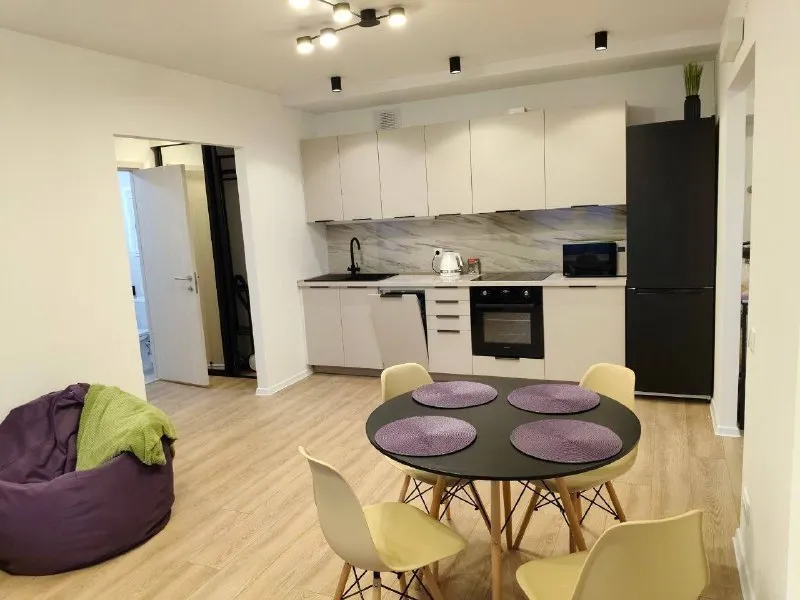 М. Волгоградский проспект евротрешка сдается впервые евро-трёшка(58м) в 5 мин пешком от метро волгоградский проспект. В квартире есть вся необходимая мебель и техника. Планировка- распашонка. Посередине просторная кухня гостиная, по бокам 2 изолированные комнаты. 2 гардеробных с системой хранения. 2 санузла. Панорамный вид из окон на центр москвы и москва-сити. Идеально для семьи с детьми: комната уже оборудована под детскую с двухярусной кроватью, дополнительное место выдвигается снизу. Столом для 1-2 детей. Безопасные окна- зафиксированы в режиме проветривания. Школа находится прямо во дворе дома. Можно сделать регистрацию в квартире! Гостиная: диван, стол, тумба под тв. Покупка тв возможна! В спальне: новая кровать 160см с ортопедическим матрасом. Шкаф для одежды. Кухня: посудомойка, варочная панель, духовка, свч, холодильник. Ванная: машинка с сушкой. Вещи не портит и не мнет. Полотенцесушитель. Наземная парковка с шлагбаумом и подземная. Рассмотрим как семью так и другие составы. Цена: 110.000₽ + счетчики, депозит 110.000₽. Без комиссий. Контакты @benderman17 ➡️предоплату/бронь/заморозку денег/автооплату до просмотра квартиры не вносить! Если по этому объявлению спрашивают какую либо оплату сообщите по контактам в описании канала. - фотография - 10