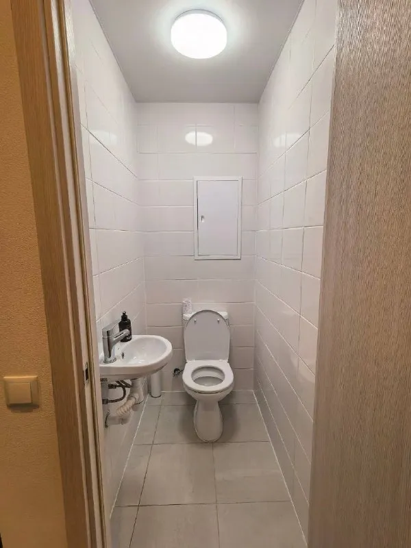 М. Волгоградский проспект евротрешка сдается впервые евро-трёшка(58м) в 5 мин пешком от метро волгоградский проспект. В квартире есть вся необходимая мебель и техника. Планировка- распашонка. Посередине просторная кухня гостиная, по бокам 2 изолированные комнаты. 2 гардеробных с системой хранения. 2 санузла. Панорамный вид из окон на центр москвы и москва-сити. Идеально для семьи с детьми: комната уже оборудована под детскую с двухярусной кроватью, дополнительное место выдвигается снизу. Столом для 1-2 детей. Безопасные окна- зафиксированы в режиме проветривания. Школа находится прямо во дворе дома. Можно сделать регистрацию в квартире! Гостиная: диван, стол, тумба под тв. Покупка тв возможна! В спальне: новая кровать 160см с ортопедическим матрасом. Шкаф для одежды. Кухня: посудомойка, варочная панель, духовка, свч, холодильник. Ванная: машинка с сушкой. Вещи не портит и не мнет. Полотенцесушитель. Наземная парковка с шлагбаумом и подземная. Рассмотрим как семью так и другие составы. Цена: 110.000₽ + счетчики, депозит 110.000₽. Без комиссий. Контакты @benderman17 ➡️предоплату/бронь/заморозку денег/автооплату до просмотра квартиры не вносить! Если по этому объявлению спрашивают какую либо оплату сообщите по контактам в описании канала. - фотография - 2