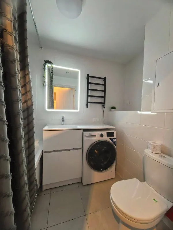 М. Волгоградский проспект евротрешка сдается впервые евро-трёшка(58м) в 5 мин пешком от метро волгоградский проспект. В квартире есть вся необходимая мебель и техника. Планировка- распашонка. Посередине просторная кухня гостиная, по бокам 2 изолированные комнаты. 2 гардеробных с системой хранения. 2 санузла. Панорамный вид из окон на центр москвы и москва-сити. Идеально для семьи с детьми: комната уже оборудована под детскую с двухярусной кроватью, дополнительное место выдвигается снизу. Столом для 1-2 детей. Безопасные окна- зафиксированы в режиме проветривания. Школа находится прямо во дворе дома. Можно сделать регистрацию в квартире! Гостиная: диван, стол, тумба под тв. Покупка тв возможна! В спальне: новая кровать 160см с ортопедическим матрасом. Шкаф для одежды. Кухня: посудомойка, варочная панель, духовка, свч, холодильник. Ванная: машинка с сушкой. Вещи не портит и не мнет. Полотенцесушитель. Наземная парковка с шлагбаумом и подземная. Рассмотрим как семью так и другие составы. Цена: 110.000₽ + счетчики, депозит 110.000₽. Без комиссий. Контакты @benderman17 ➡️предоплату/бронь/заморозку денег/автооплату до просмотра квартиры не вносить! Если по этому объявлению спрашивают какую либо оплату сообщите по контактам в описании канала. - фотография - 3