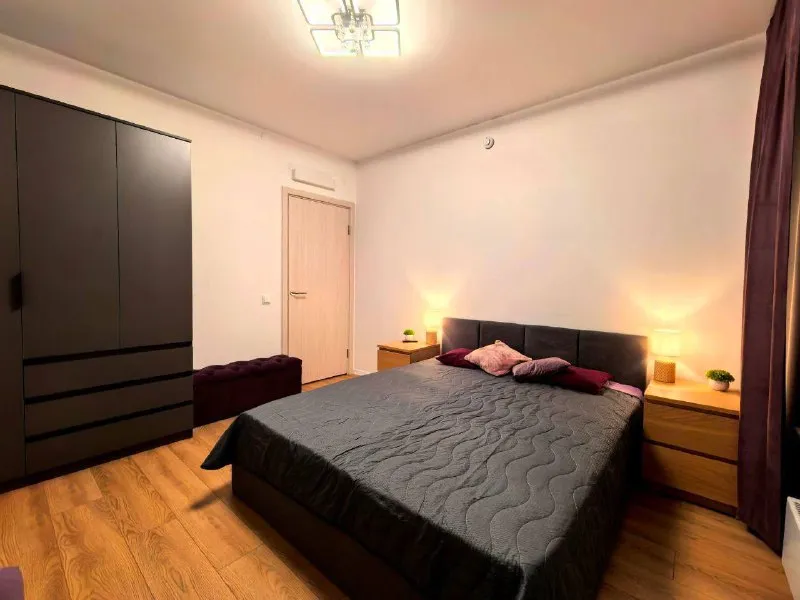 М. Волгоградский проспект евротрешка сдается впервые евро-трёшка(58м) в 5 мин пешком от метро волгоградский проспект. В квартире есть вся необходимая мебель и техника. Планировка- распашонка. Посередине просторная кухня гостиная, по бокам 2 изолированные комнаты. 2 гардеробных с системой хранения. 2 санузла. Панорамный вид из окон на центр москвы и москва-сити. Идеально для семьи с детьми: комната уже оборудована под детскую с двухярусной кроватью, дополнительное место выдвигается снизу. Столом для 1-2 детей. Безопасные окна- зафиксированы в режиме проветривания. Школа находится прямо во дворе дома. Можно сделать регистрацию в квартире! Гостиная: диван, стол, тумба под тв. Покупка тв возможна! В спальне: новая кровать 160см с ортопедическим матрасом. Шкаф для одежды. Кухня: посудомойка, варочная панель, духовка, свч, холодильник. Ванная: машинка с сушкой. Вещи не портит и не мнет. Полотенцесушитель. Наземная парковка с шлагбаумом и подземная. Рассмотрим как семью так и другие составы. Цена: 110.000₽ + счетчики, депозит 110.000₽. Без комиссий. Контакты @benderman17 ➡️предоплату/бронь/заморозку денег/автооплату до просмотра квартиры не вносить! Если по этому объявлению спрашивают какую либо оплату сообщите по контактам в описании канала. - фотография - 6