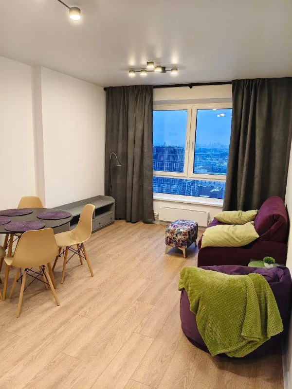 М. Волгоградский проспект евротрешка сдается впервые евро-трёшка(58м) в 5 мин пешком от метро волгоградский проспект. В квартире есть вся необходимая мебель и техника. Планировка- распашонка. Посередине просторная кухня гостиная, по бокам 2 изолированные комнаты. 2 гардеробных с системой хранения. 2 санузла. Панорамный вид из окон на центр москвы и москва-сити. Идеально для семьи с детьми: комната уже оборудована под детскую с двухярусной кроватью, дополнительное место выдвигается снизу. Столом для 1-2 детей. Безопасные окна- зафиксированы в режиме проветривания. Школа находится прямо во дворе дома. Можно сделать регистрацию в квартире! Гостиная: диван, стол, тумба под тв. Покупка тв возможна! В спальне: новая кровать 160см с ортопедическим матрасом. Шкаф для одежды. Кухня: посудомойка, варочная панель, духовка, свч, холодильник. Ванная: машинка с сушкой. Вещи не портит и не мнет. Полотенцесушитель. Наземная парковка с шлагбаумом и подземная. Рассмотрим как семью так и другие составы. Цена: 110.000₽ + счетчики, депозит 110.000₽. Без комиссий. Контакты @benderman17 ➡️предоплату/бронь/заморозку денег/автооплату до просмотра квартиры не вносить! Если по этому объявлению спрашивают какую либо оплату сообщите по контактам в описании канала. - фотография - 9