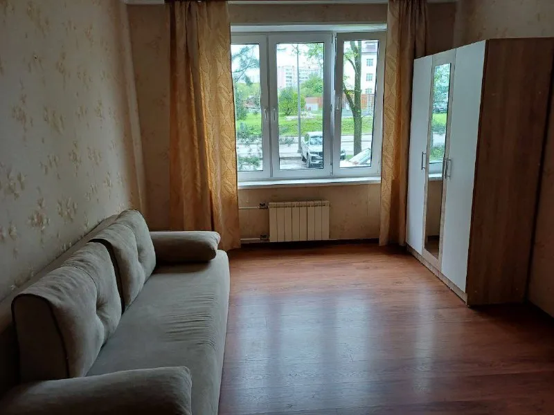 М. Новые черемушки ищем соседку ▫️ул. Перекопская 30к1 добрый день! Сдается комната в уютной двухкомнатной квартире 13-17 минут пешком от м. Новые черемушки 10 минут пешком от м. Зюзино в соседях двушка 24 года; работает в офисе с графиком 5/2 ищем: девушку +\- ровесницу без вредных привычек, дружелюбную, с дневным графиком работы. 🧳заезд: с 19 декабря цена: 32.000₽ + к/у (выходит примерно ~1.500₽ на человека) контакты @yla0a0a ➡️предоплату/бронь/заморозку денег/автооплату до просмотра квартиры не вносить! Если по этому объявлению спрашивают какую либо оплату сообщите по контактам в описании канала. - фотография - 2