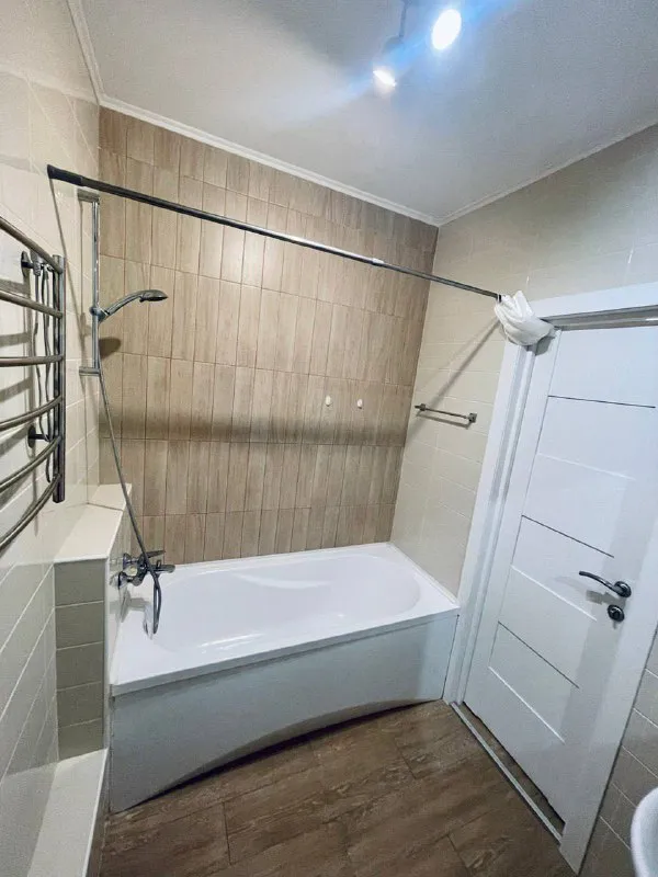 М. Новые черемушки ищем соседку ▫️ул. Перекопская 30к1 добрый день! Сдается комната в уютной двухкомнатной квартире 13-17 минут пешком от м. Новые черемушки 10 минут пешком от м. Зюзино в соседях двушка 24 года; работает в офисе с графиком 5/2 ищем: девушку +\- ровесницу без вредных привычек, дружелюбную, с дневным графиком работы. 🧳заезд: с 19 декабря цена: 32.000₽ + к/у (выходит примерно ~1.500₽ на человека) контакты @yla0a0a ➡️предоплату/бронь/заморозку денег/автооплату до просмотра квартиры не вносить! Если по этому объявлению спрашивают какую либо оплату сообщите по контактам в описании канала. - фотография - 4