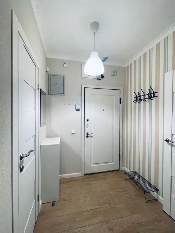 М. Новые черемушки ищем соседку ▫️ул. Перекопская 30к1 добрый день! Сдается комната в уютной двухкомнатной квартире 13-17 минут пешком от м. Новые черемушки 10 минут пешком от м. Зюзино в соседях двушка 24 года; работает в офисе с графиком 5/2 ищем: девушку +\- ровесницу без вредных привычек, дружелюбную, с дневным графиком работы. 🧳заезд: с 19 декабря цена: 32.000₽ + к/у (выходит примерно ~1.500₽ на человека) контакты @yla0a0a ➡️предоплату/бронь/заморозку денег/автооплату до просмотра квартиры не вносить! Если по этому объявлению спрашивают какую либо оплату сообщите по контактам в описании канала. - фотография - 5