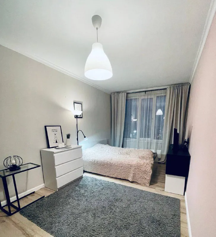 М. Новые черемушки ищем соседку ▫️ул. Перекопская 30к1 добрый день! Сдается комната в уютной двухкомнатной квартире 13-17 минут пешком от м. Новые черемушки 10 минут пешком от м. Зюзино в соседях двушка 24 года; работает в офисе с графиком 5/2 ищем: девушку +\- ровесницу без вредных привычек, дружелюбную, с дневным графиком работы. 🧳заезд: с 19 декабря цена: 32.000₽ + к/у (выходит примерно ~1.500₽ на человека) контакты @yla0a0a ➡️предоплату/бронь/заморозку денег/автооплату до просмотра квартиры не вносить! Если по этому объявлению спрашивают какую либо оплату сообщите по контактам в описании канала. - фотография - 6